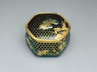 籠目栗鼠蒔絵六角箱