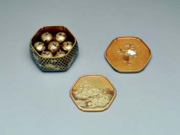 籠目栗鼠蒔絵六角箱（内部）