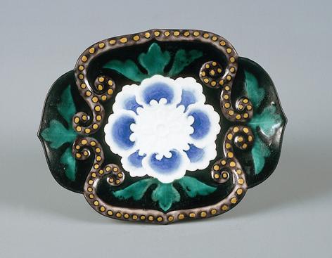 色絵　唐花文変形皿　（いろえ　からはなもんへんけいざら）