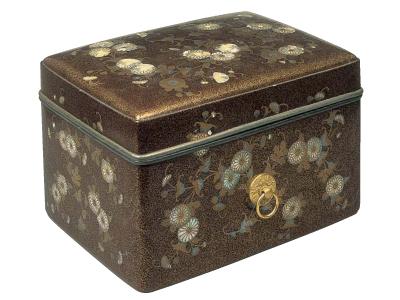 国宝　菊唐草蒔絵螺鈿手箱