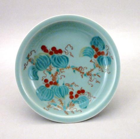 青磁色絵　山帰莱図縁皿 （せいじいろえ　さんきらいずふちざら）