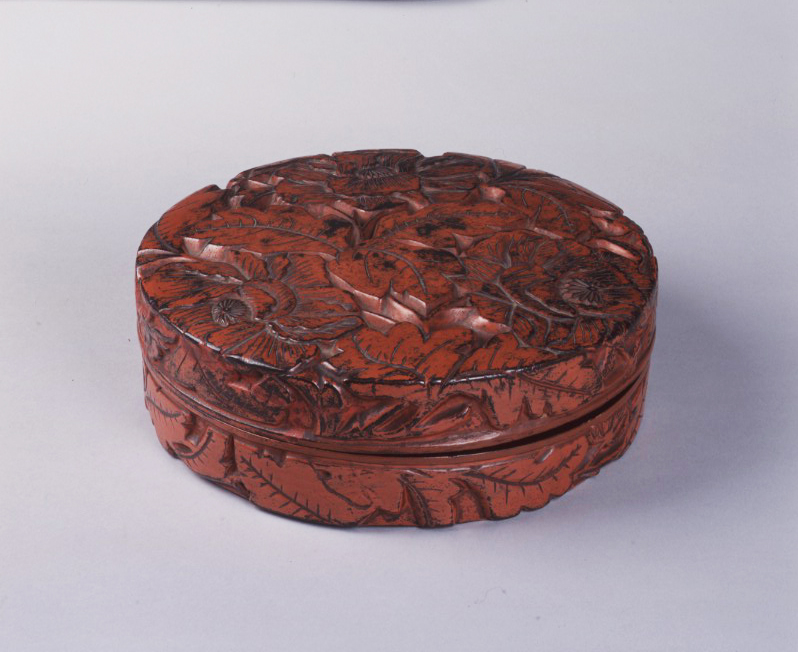 重要文化財　鎌倉彫（彫木漆塗）牡丹文大香合