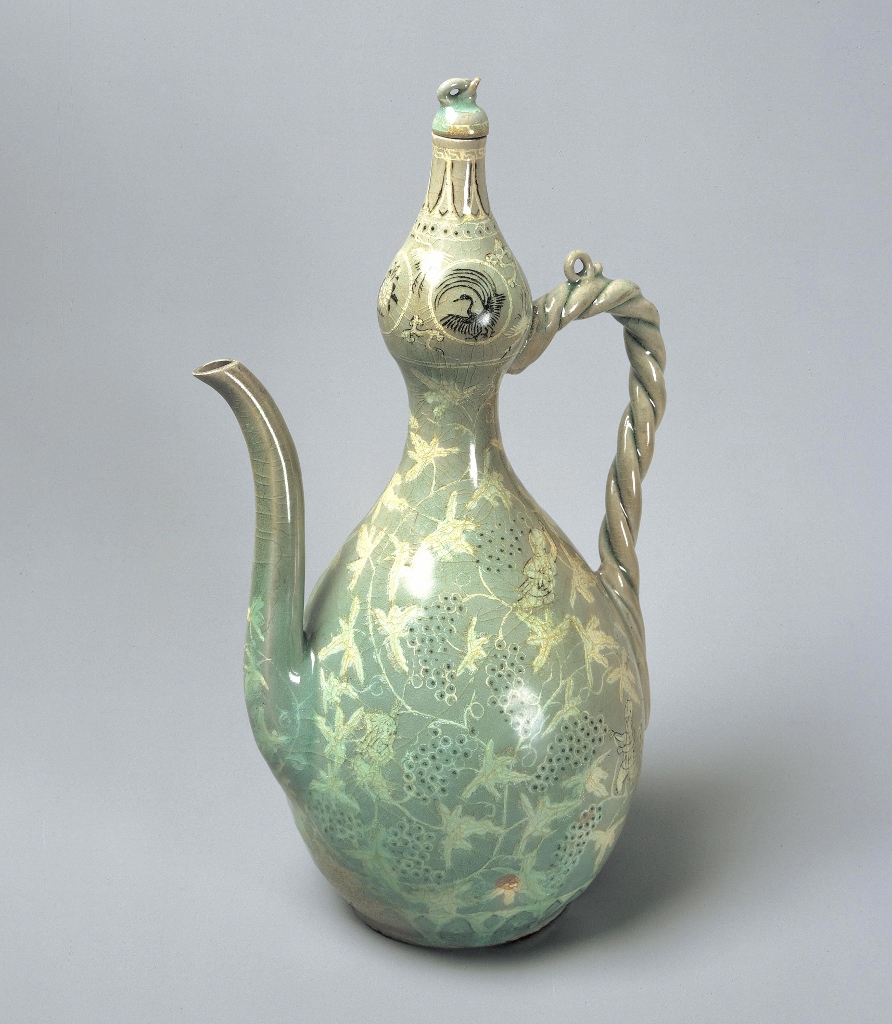 青磁象嵌 葡萄童子文瓢形水注（せいじぞうがん　ぶどうどうじもんひょうけいすいちゅう）