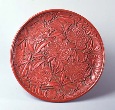 彫漆　牡丹文盆（ちょうしつ　ぼたんもんぼん）