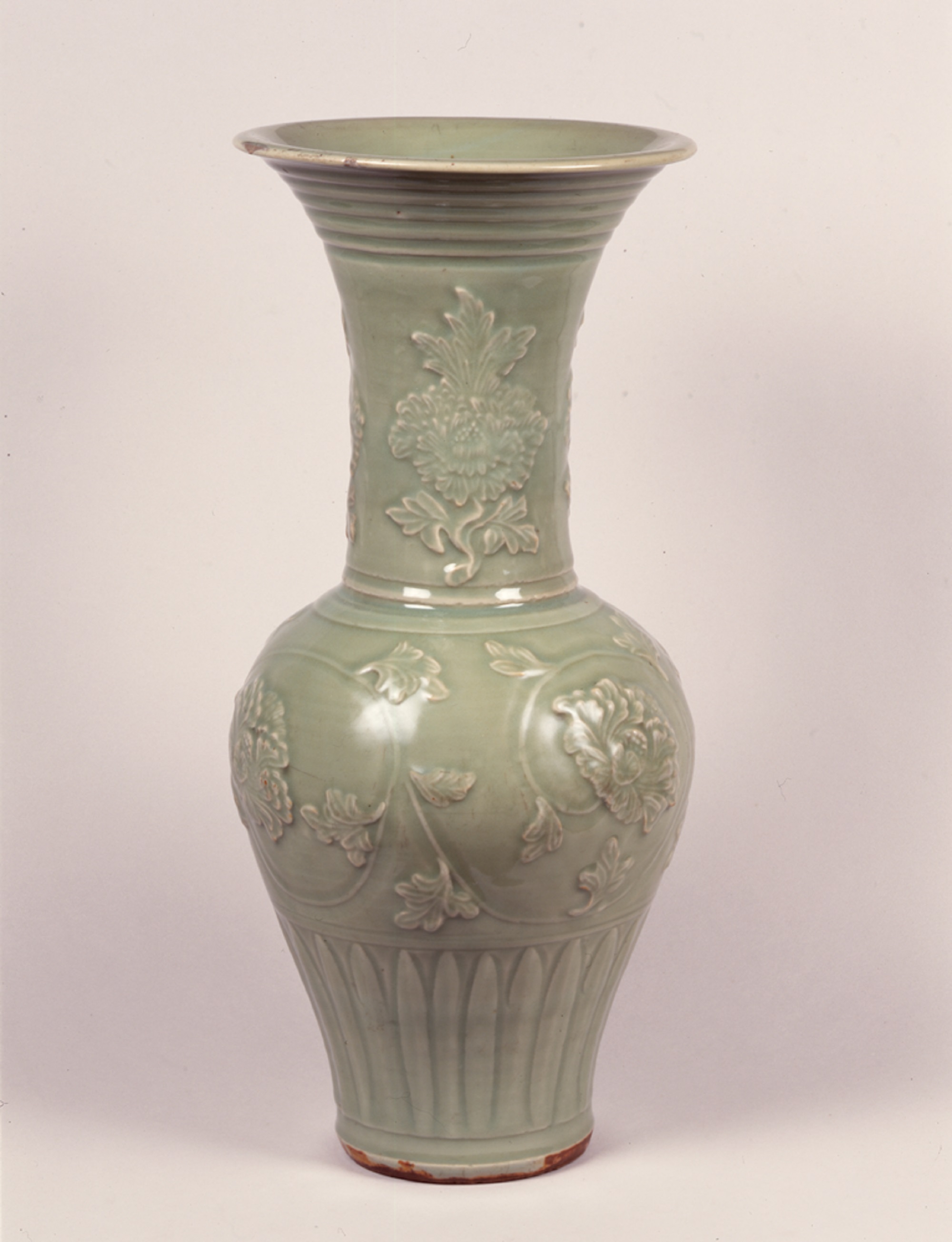 青磁貼花 牡丹唐草文瓶　龍泉窯