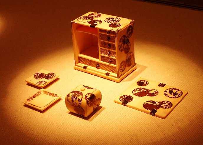 《花丸文素地蒔絵象牙香箪笥》