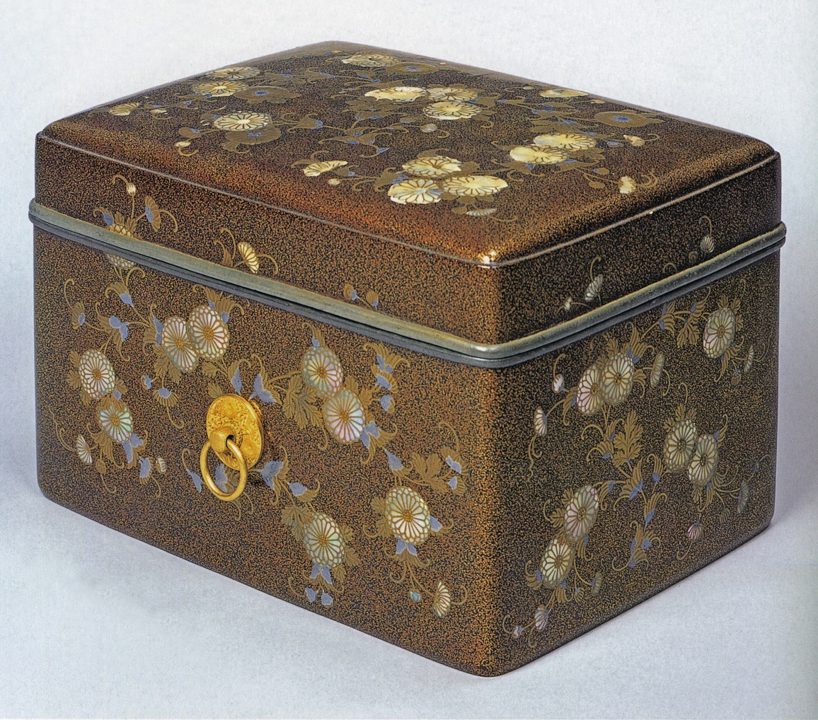 国宝　菊唐草蒔絵螺鈿手箱