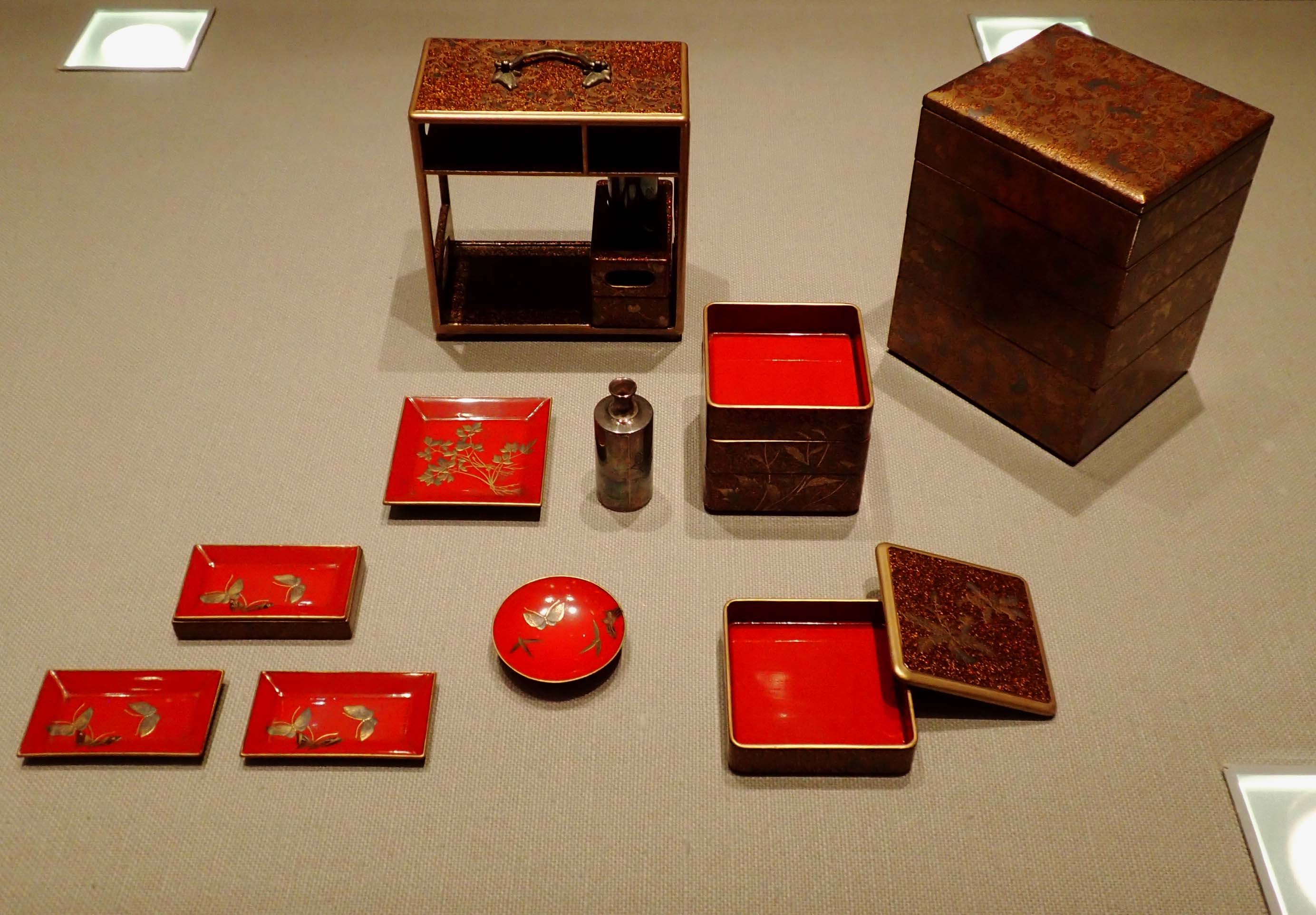 唐草蒔絵重箱・花卉蒔絵行厨