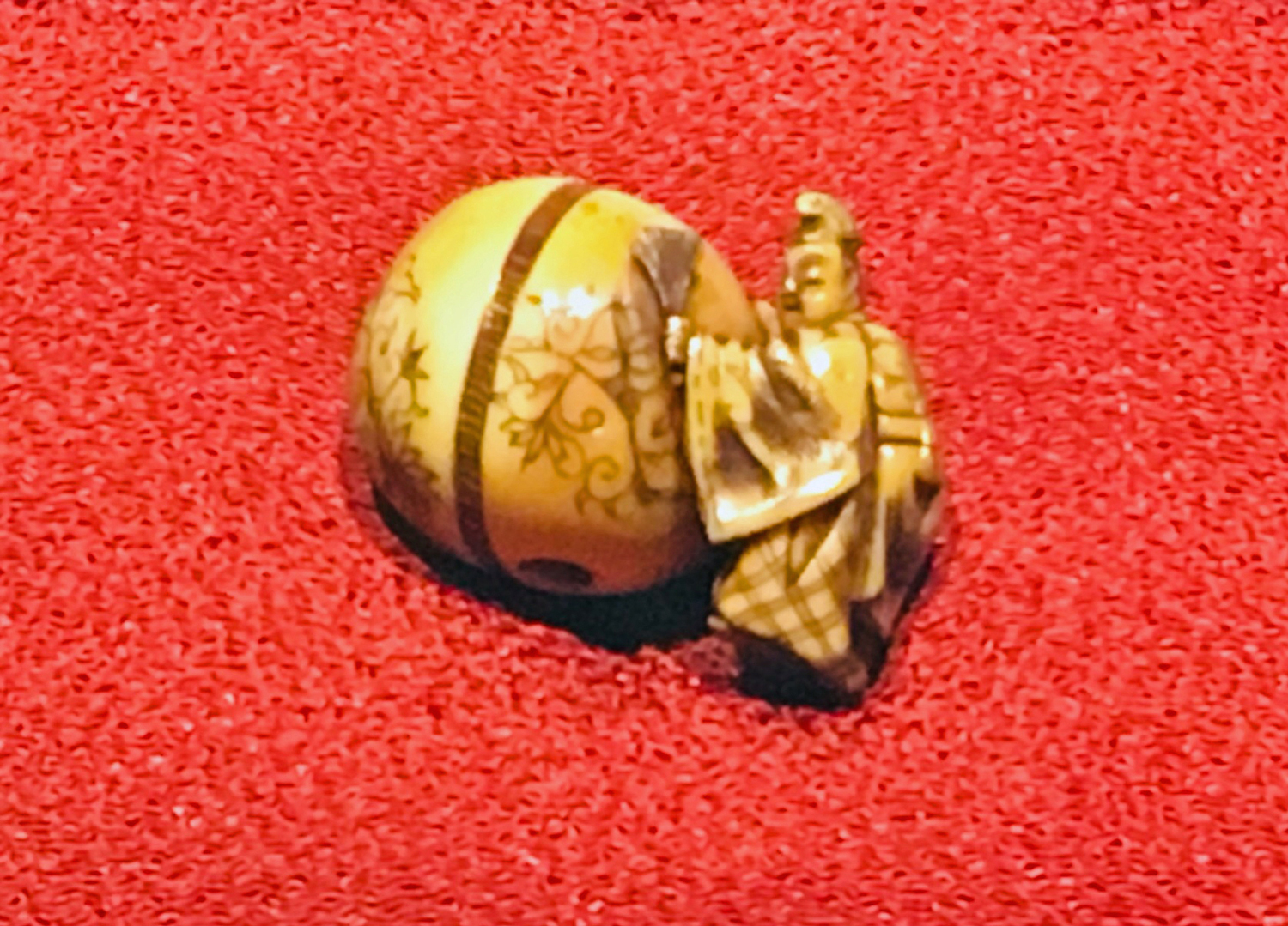 《蹴鞠牙彫根付》（けまり げちょう ねつけ）