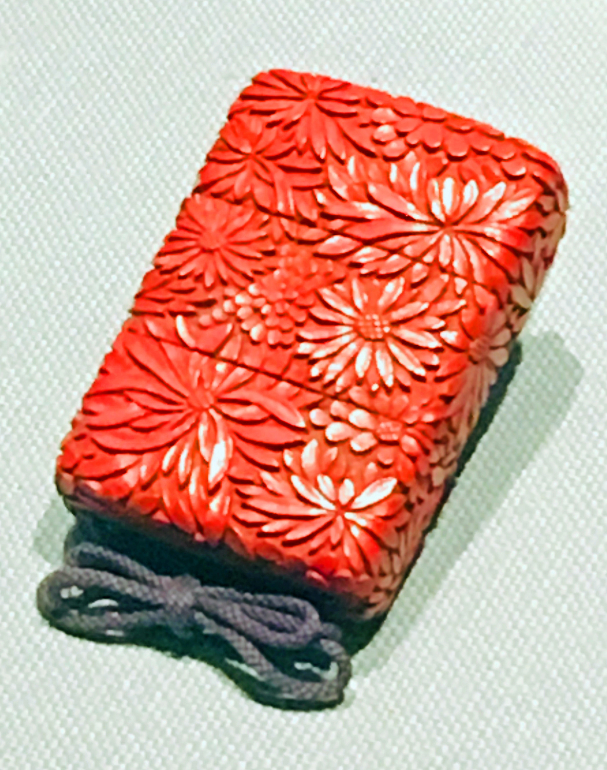 《菊花尽堆朱印籠》（きっかづくし ついしゅ いんろう）