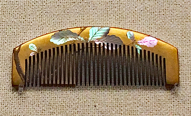 《冬柏蒔絵螺鈿櫛》　（ふゆかしわまきえらでんくし）