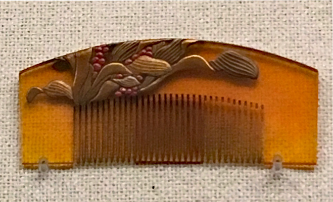 《万年青蒔絵櫛》　（おもとまきえくし）