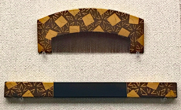 《松葉色紙散蒔絵櫛・笄》　（まつばにしきしちらしまきえくし・こうがい）