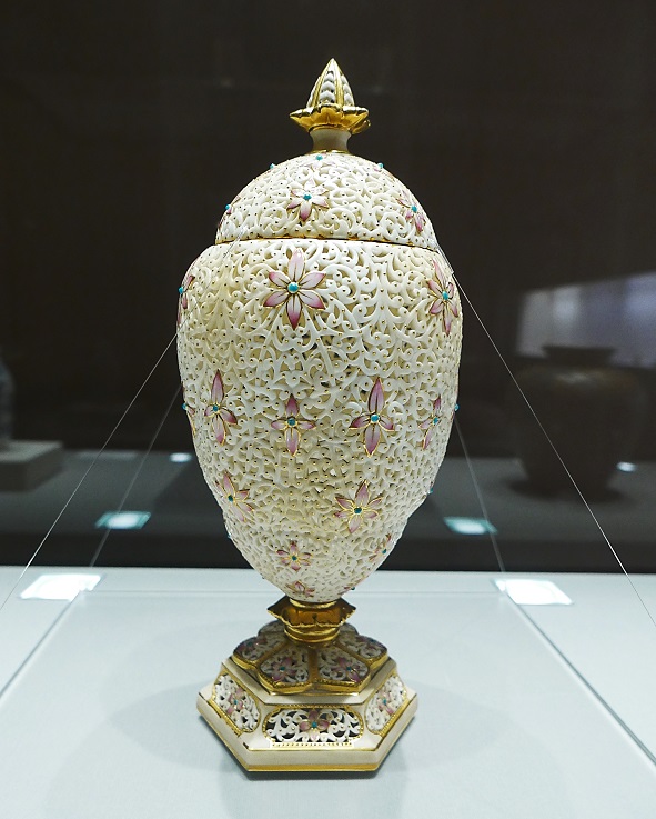  《色絵金彩　花文飾壺》　イギリス  グレンジャー窯　（ロイヤルウースター）