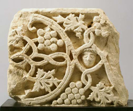 《人面葡萄唐草文浮彫壁材》