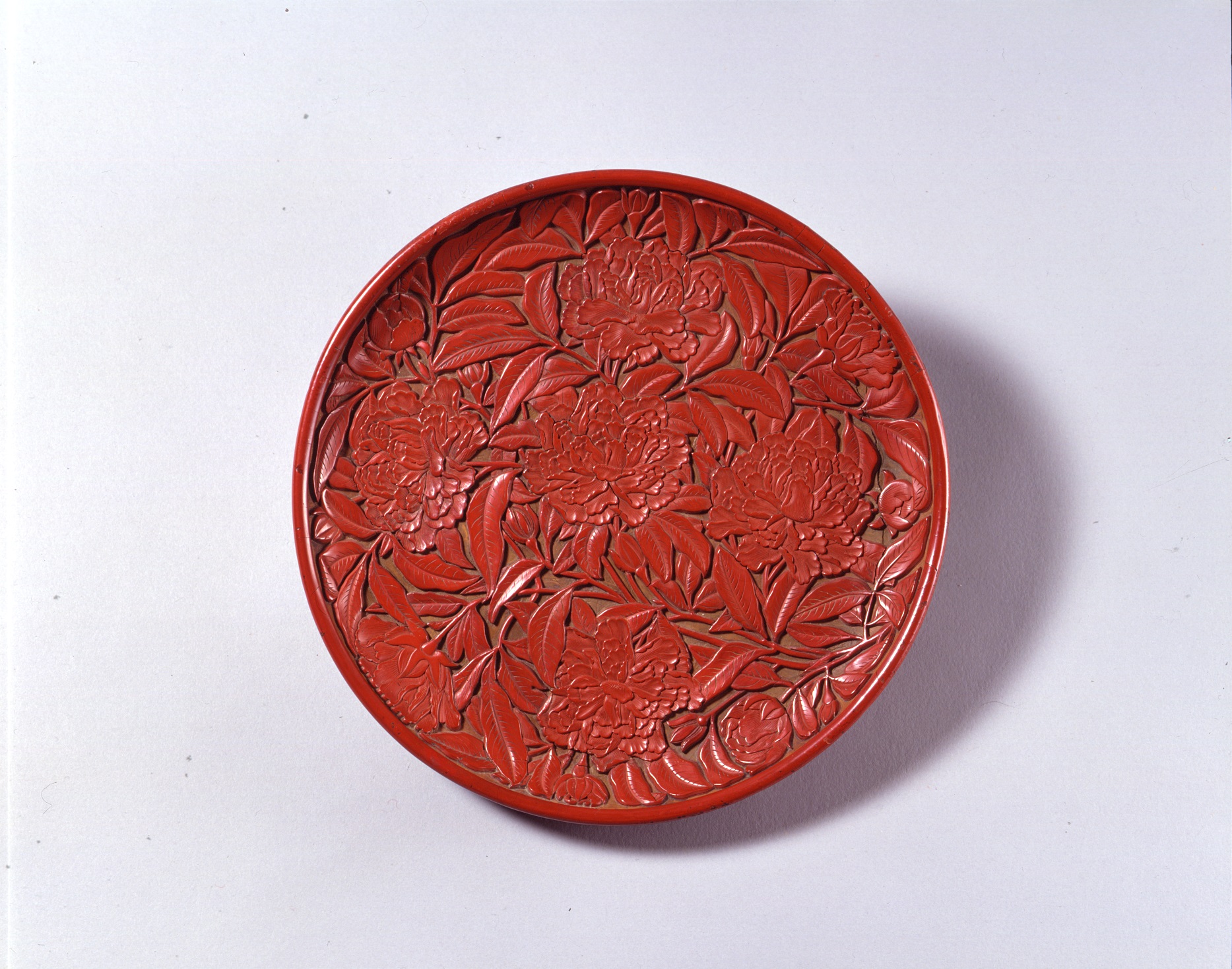 《堆朱　牡丹文盆》 