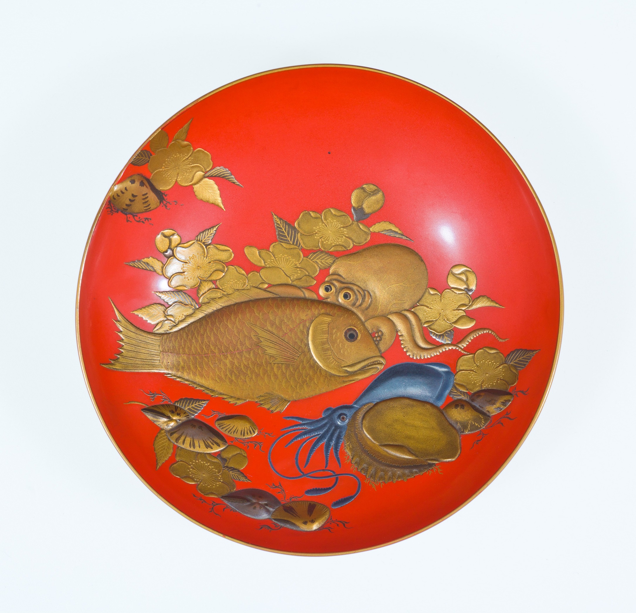 《魚介蒔絵杯》（３枚のうち）