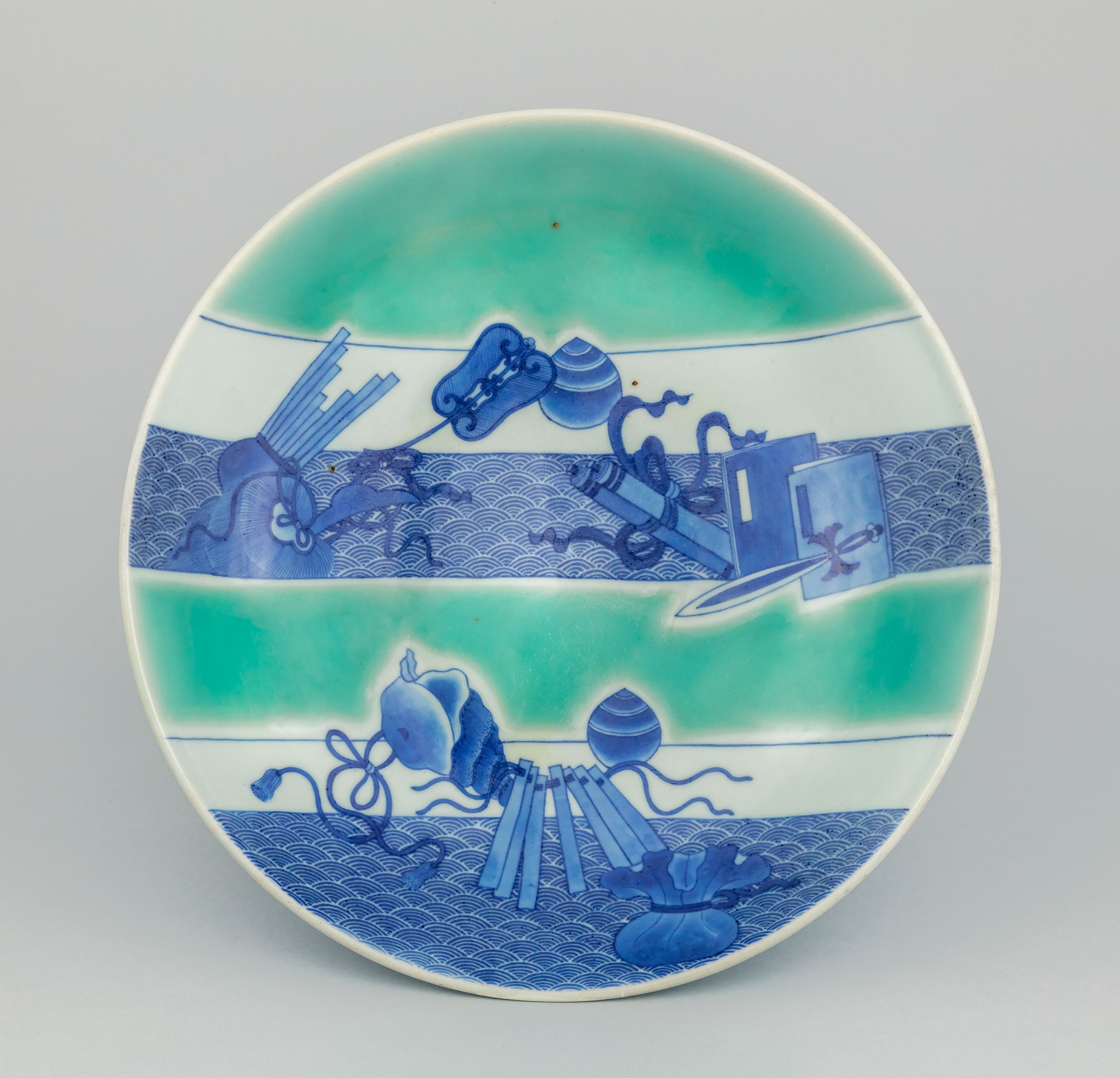 《青磁染付 青海波宝尽くし文皿》　鍋島焼